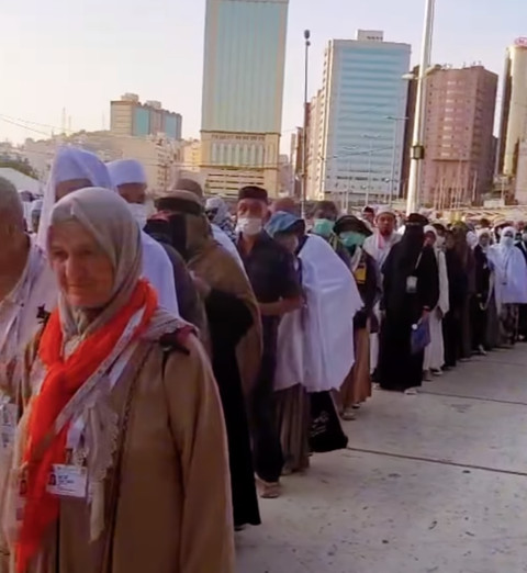 Jemaah haji antre masuk Masjidil Haram, Makkah seperti dilaporkan Kemenag Jateng pada 13 Mei 2025. Foto: Instagram/@kemenag.jateng