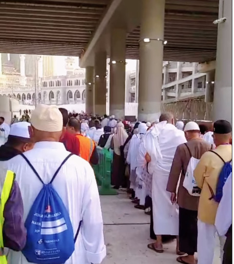 Jemaah haji antre masuk Masjidil Haram, Makkah seperti dilaporkan Kemenag Jateng pada 13 Mei 2025. Foto: Instagram/@kemenag.jateng