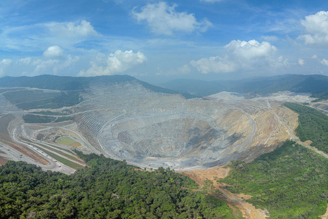 Tambang terbuka Batu Hijau milik PT Amman Mineral Nusa Tenggara (AMMAN).  Foto: Dok. AMMAN