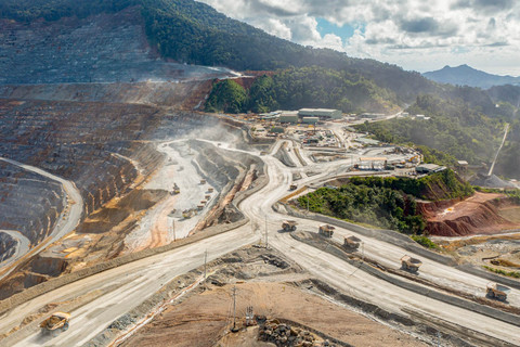 Tambang terbuka Batu Hijau milik PT Amman Mineral Nusa Tenggara (AMMAN).  Foto: Dok. AMMAN
