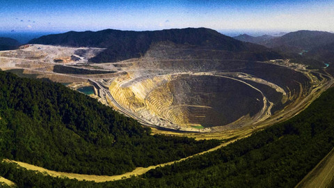 Tambang terbuka Batu Hijau milik PT Amman Mineral Nusa Tenggara (AMMAN).  Foto: Dok. AMMAN