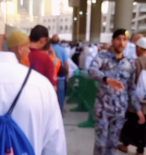 Petugas baju loreng menjaga antrean jemaah haji yang memasuki Masjidil Haram seperti dilaporkan Kemenag Jateng pada 13 Mei 2025 Foto: Instagram/kemenag.jateng