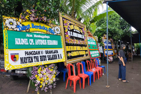 Suasana rumah duka Kepala Gudang Pusat Amunisi 3 Pusat Peralatan TNI AD, Kolonel Cpl Antonius Hermawan, di Pedukuhan Kaliwanglu, Kalurahan Harjobinangun, Kapenawon Pakem, Kabupaten Sleman, Selasa (13/5/2025). Foto: Arfiansyah Panji Purnandaru/kumparan