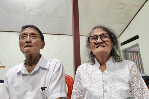 Johanes Sugiarto (82) dan Bernadeta Rusminiwati (83) orang tua Kolonel Cpl Antonius Hermawan. Foto: Arfiansyah Panji Purnandaru/kumparan