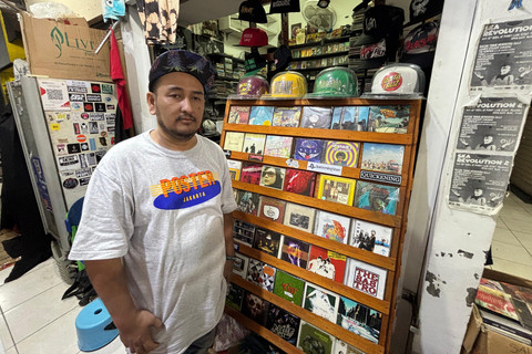 Widi, pemilik The High Fidelity di Pasar Santa, Jakarta, Selasa (13/5/2025). Foto: Argya Maheswara/kumparan