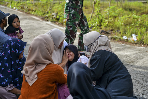 Keluarga korban ledakan pemusnahan amunisi menangis saat menunggu pemulangan jenazah di RSUD Pameungpeuk, Kabupaten Garut, Jawa Barat, Selasa (13/5/2025). Foto: Raisan Al Farisi/ANTARA FOTO