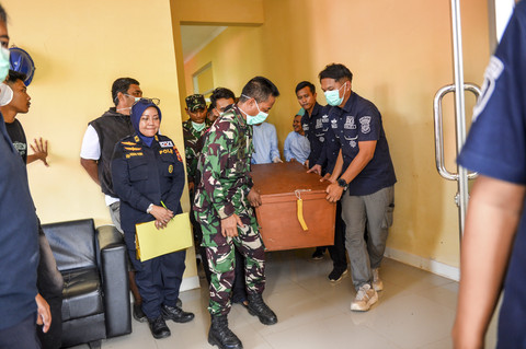 Petugas TNI, dan Polri bersama keluarga korban membawa jenazah korban ledakan pemusnahan amunisi untuk dimasukan kedalam mobil ambulans di RSUD Pameungpeuk, Kabupaten Garut, Jawa Barat, Selasa (13/5/2025). Foto: Raisan Al Farisi/ANTARA FOTO