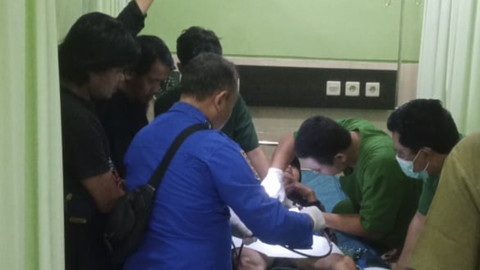 Petugas pemadam kebakaran (damkar) Kabupaten Ngawi mengevakuasi Suroso (65 tahun) warga Kecamatan Jogorogo, untuk melepaskan pipa di alat kelaminnya. Foto: Dok. Damkar Kabupaten Ngawi