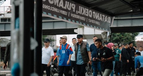 Wali Kota Palembang, Ratu Dewa, bersama camat dan sejumlah kepala OPD jalan kaki meninjau sejumlah lokasi. (ist)