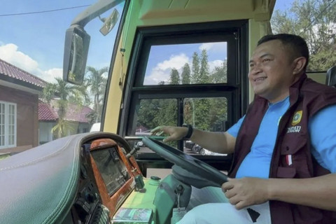Bupati Bogor Rudy Susmanto mengemudikan bus yang akan diubah menjadi bus wisata di Cibinong, Kabupaten Bogor, Jawa Barat. Foto: M Fikri Setiawan/Antara