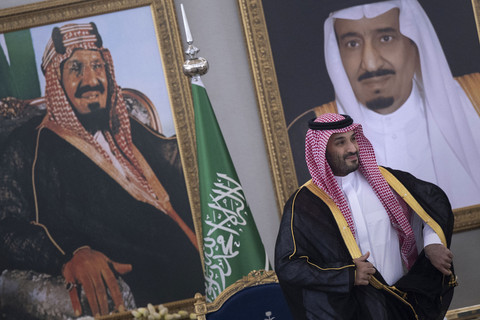 Putra Mahkota sekaligus perdana menteri Arab Saudi Mohammed bin Salman berbincang dengan Presiden Amerika Serikat Donald Trump saat melakukan pertemuan di Riyadh, Arab Saudi, Selasa Selasa (13/5/2025). Foto: Brendan Smialowski/AFP