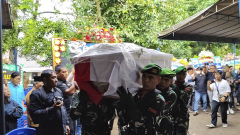 Jenazah Kolonel Cpl Antonius Hermawan tiba di Pedukuhan Kaliwanglu, Kalurahan Harjobinangun, Kapanewon Pakem, Kabupaten Sleman, Selasa (13/5/2025) sore. Foto: Arfiansyah Panji Purnandaru/kumparan