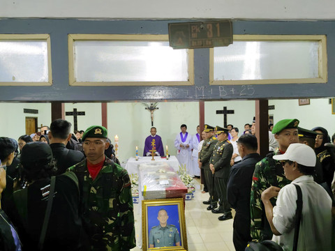 Jenazah Kolonel Cpl Antonius Hermawan tiba di Pedukuhan Kaliwanglu, Kalurahan Harjobinangun, Kapanewon Pakem, Kabupaten Sleman, Selasa (13/5/2025) sore. Foto: Arfiansyah Panji Purnandaru/kumparan