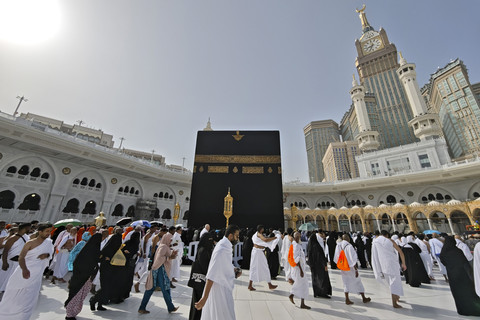 Jemaah haji saat melakukan tawaf mengelilingi Ka'bah. Foto: Dok. Media Center Haji