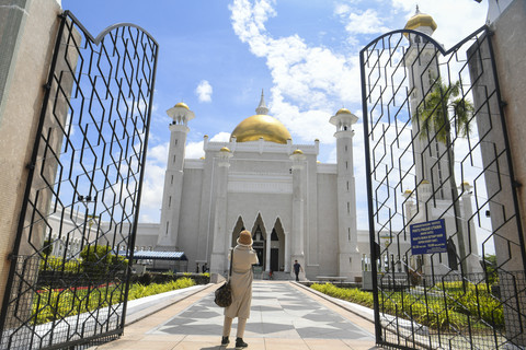 Pengunjung mengambil gambar Masjid Sultan Omar Ali Saifuddin di Bandar Seri Begawan, Brunei Darussalam, Selasa (13/5/2025). Foto: Muhammad Adimaja/ANTARA FOTO