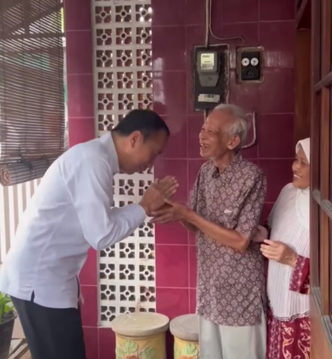 Eks presiden Jokowi (kiri) menemui Kasmudjo, dosen Pembimbing Akademik (PA) saat dia jadi mahasiswa Fakultas Kehutananan UGM, Selasa (13/5/2025). Foto: Instagram/@jokowi