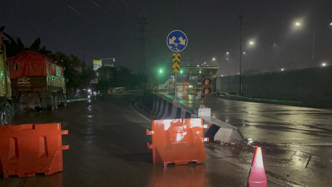 Suasana imbas banjir di kolong tol meruya Selatan, Jakarta Barat, Selasa (13/5/2025). Foto: Rayyan Farhansyah/kumparan