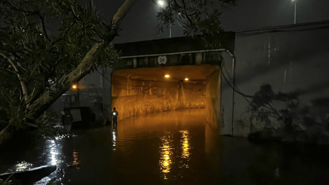 Suasana imbas banjir di kolong tol meruya Selatan, Jakarta Barat, Selasa (13/5/2025). Foto: Rayyan Farhansyah/kumparan