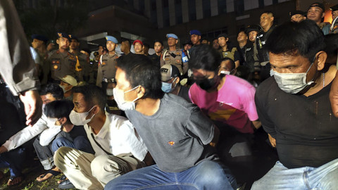 Polisi dan instansi terkait saat menangkap preman dan berbincang dengan pedagang kaki lima di Puri Indah, Kembangan, Jakarta Barat. Foto: Rachmadi Rasyad/kumparan