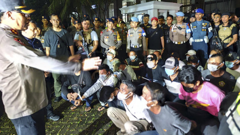 Polisi dan instansi terkait saat menangkap preman dan berbincang dengan pedagang kaki lima di Puri Indah, Kembangan, Jakarta Barat. Foto: Rachmadi Rasyad/kumparan