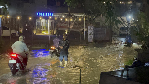 Banjir di Jalan Joglo Raya, Jakarta Barat, Selasa (13/5/2025). Foto: Rayyan Farhansyah/kumparan