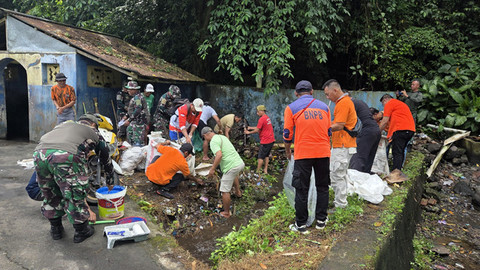 Pembersihan sampah di lokasi Mata Air 'Aer Tuang' di Kelurahan Saroinsong, Kecamatan Airmadidi, Kabupaten Utara (Minut), (Sulut). Kegiatan ini merupakan bagian rehabilitasi tempat itu yang kualitas airnya mulai menurun.