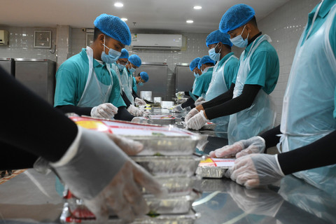 Pekerja mengemas paket makan malam bagi jamaah calon haji Indonesia di dapur Raghaeb Catering, Makkah, Arab Saudi, Selasa (13/5/2025). Foto: ANTARA FOTO/Andika Wahyu