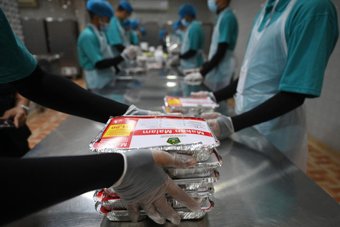 Pekerja mengemas paket makan malam bagi jamaah calon haji Indonesia di dapur Raghaeb Catering, Makkah, Arab Saudi, Selasa (13/5/2025). Foto: ANTARA FOTO/Andika Wahyu