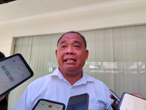 Bupati Sleman Harda Kiswaya, memberikan keterangan kepada wartawan mengenai guru honorer sekolah swasta yang jadi korban mafia tanah di Kabupaten Sleman, Rabu (14/5). Foto: Arfiansyah Panji Purnandaru/kumparan