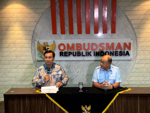 Anggota Ombudsman, Yeka Hendra Fatika (kiri) dan Kepala Badan Gizi Nasional (BGN) Dadan Hindayana di gedung Ombudsman, Jakarta Selatan pada Kamis (14/5). Foto: Abid Raihan/kumparan