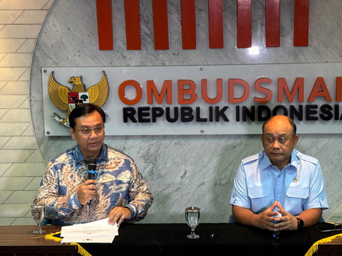 Anggota Ombudsman, Yeka Hendra Fatika (kiri) dan Kepala Badan Gizi Nasional (BGN) Dadan Hindayana di gedung Ombudsman, Jakarta Selatan pada Kamis (14/5). Foto: Abid Raihan/kumparan
