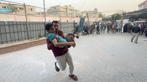 Seorang pria menggendong seorang warga Palestina yang terluka, setelah serangan udara Israel di Rumah Sakit Eropa, di Rumah Sakit Nasser di Khan Younis, di Jalur Gaza selatan, 13 Mei 2025. Foto: REUTERS/Stringer