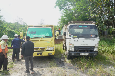 Truk yang diamkan PT Bukit Asam terhadap penambangan tanpa izin di wilayah IUP Banko Tengah Blok B, area Lengi, Desa Penyandingan, Kecamatan Tanjung Agung, Kabupaten Muara Enim. Foto: Dok. Bukit Asam