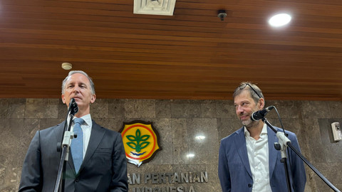 Duta Besar Belanda untuk Indonesia Marc Gerritsen dan Kepala Bagian Pertanian untuk Indonesia, Malaysia dan Singapore, Joost van Uum di Kantor Kementerian Pertanian, Rabu (14/5). Foto: Ave Airiza Gunanto/kumparan