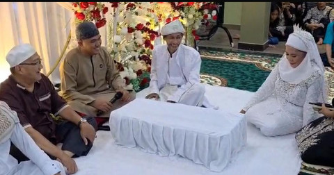 Pasangan lansia menikah di panti jompo Singkawang. Keduanya terlihat bahagia usai melakukan ijab kabul. Foto: Dok, Istimewa