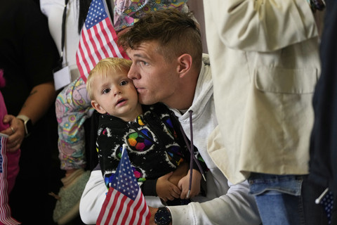 Pengungsi dari Afrika Selatan tiba di Bandara Internasional Dulles di Dulles, Virginia, pada hari Senin, 12 Mei 2025. Foto: AP/Julia Demaree Nikhinson