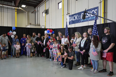Pengungsi dari Afrika Selatan tiba di Bandara Internasional Dulles di Dulles, Virginia, pada hari Senin, 12 Mei 2025. Foto: AP/Julia Demaree Nikhinson