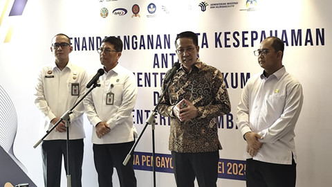 Menteri Hukum, Supratman Andi Agtas (kedua kanan), menyampaikan keterangan pers di kantornya, Rabu (14/5/2025). Foto: Jonathan Devin/kumparan
