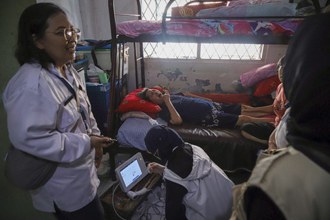 Seorang warga memeriksa kesehatan saat peresmian layanan kesehatan warga jakarta di Rusun Tanah Tinggi, Johar Baru, Jakarta, Rabu (13/5/2025). Foto: Iqbal Firdaus/kumparan