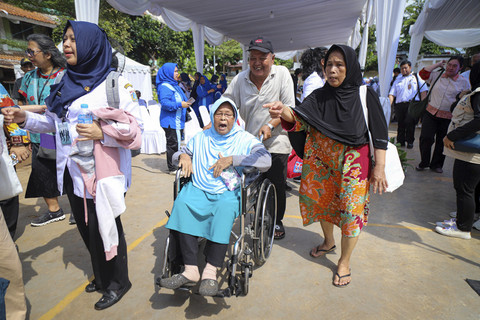 Sejumlah warga mengikuti peresmian layanan kesehatan warga jakarta di Rusun Tanah Tinggi, Johar Baru, Jakarta, Rabu (13/5/2025). Foto: Iqbal Firdaus/kumparan