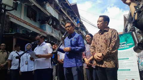Menkes Budi Gunadi Sadikin mendampingi Gubernur Jakarta Pramono Anung di Rusunawa Tanah Tinggi, Jakpus, Rabu (14/5). Foto: Thomas Bosco/kumparan