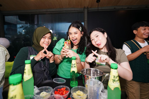 Sesi membuat minuman favorit Juicy Luicy dengan bahan utama Nipis Madu. Foto: dok. Nipis Madu