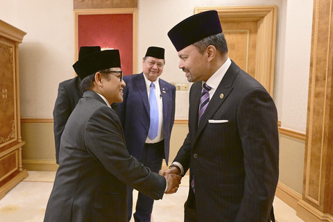 Sejumlah Menteri Kabinet Merah Putih dijemput oleh Putra Mahkota Brunei menuju Istana Nurul Iman untuk upacara penyambutan. Foto: Muchlis Jr - Biro Pers Sekretariat Presiden