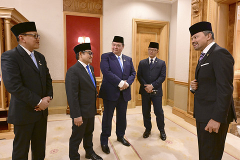 Sejumlah Menteri Kabinet Merah Putih dijemput oleh Putra Mahkota Brunei menuju Istana Nurul Iman untuk upacara penyambutan. Foto: Muchlis Jr - Biro Pers Sekretariat Presiden