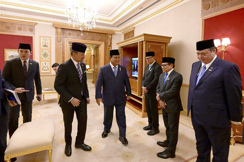 Presiden Prabowo dijemput oleh Putra Mahkota Brunei menuju Istana Nurul Iman untuk upacara penyambutan. Foto: Muchlis Jr - Biro Pers Sekretariat Presiden