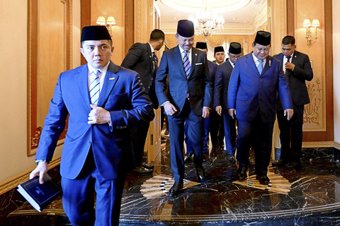 Presiden Prabowo dijemput oleh Putra Mahkota Brunei menuju Istana Nurul Iman untuk upacara penyambutan. Foto: Muchlis Jr - Biro Pers Sekretariat Presiden