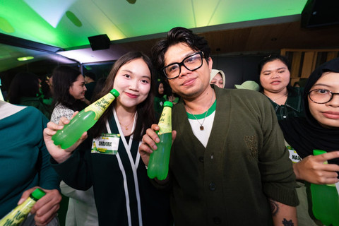 Pemenang jingle #SmoothSodanyaJuicyLagunya saat foto bersama dengan Vokalis Juicy Luicy, Julian Kaisar (Uan). Foto: dok. Nipis Madu.