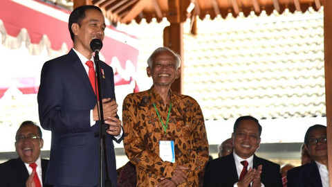 Jokowi memperkenalkan Kasmudjo sebagai dosen pembimbing skripsi dalam acara di UGM 19/12/2017. Foto: Dok Setpres RI