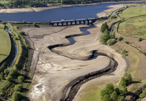 Foto udara sungai yang kekeringan di Waduk Woodhead, Tintwistle, Inggris, Selasa (13/5/2025). Foto: Phil Noble/REUTERS