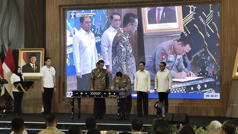 Menteri Hukum Supratman Andi Agtas menandatangani nota kesepahaman dengan 20 kementerian lembaga di Kantor Kemenkum, Jakarta, Rabu (14/5/2025). Foto: Jonathan Devin/kumparan